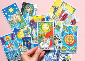 O tarô de hoje revela transformações, intuição e decisões guiadas pelo coração