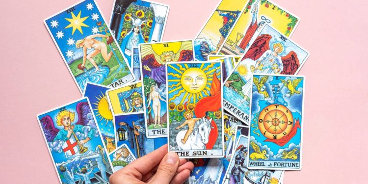O tarô de hoje revela transformações, intuição e decisões guiadas pelo coração