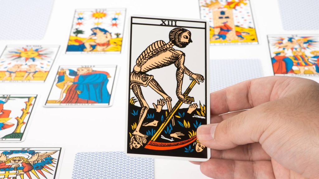 O tarô de hoje revela transformação, cura e coragem para seguir em frente