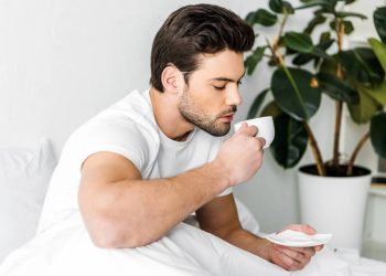 Por que sentimos que precisamos de uma bebida quente para começar o dia, segundo a Psicologia