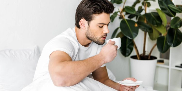 Por que sentimos que precisamos de uma bebida quente para começar o dia, segundo a Psicologia