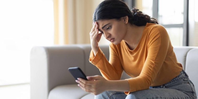 Seu celular pode ser o maior obstáculo para superar um fim de relacionamento