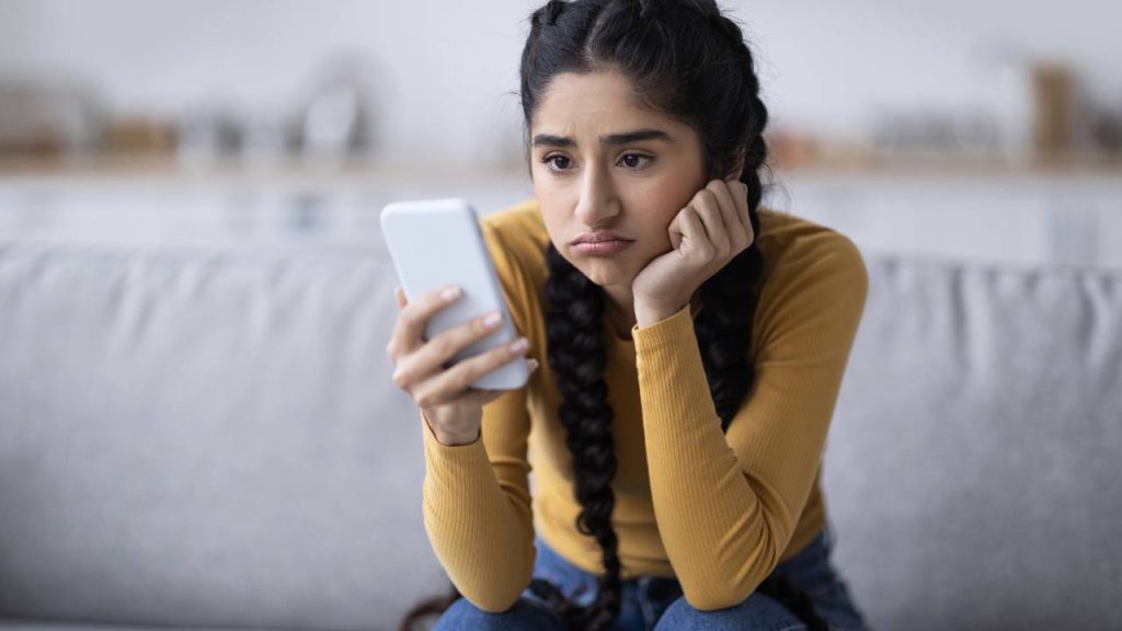 Seu celular pode ser o maior obstáculo para superar um fim de relacionamento