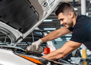 Trocar o óleo do carro pode sair caro ou barato dependendo do tipo e onde você faz
