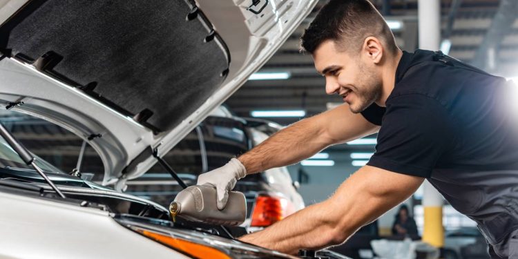 Trocar o óleo do carro pode sair caro ou barato dependendo do tipo e onde você faz