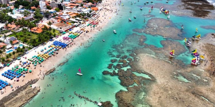 Essa cidade encanta turistas com águas cristalinas, piscinas naturais e clima tropical no litoral de Pernambuco