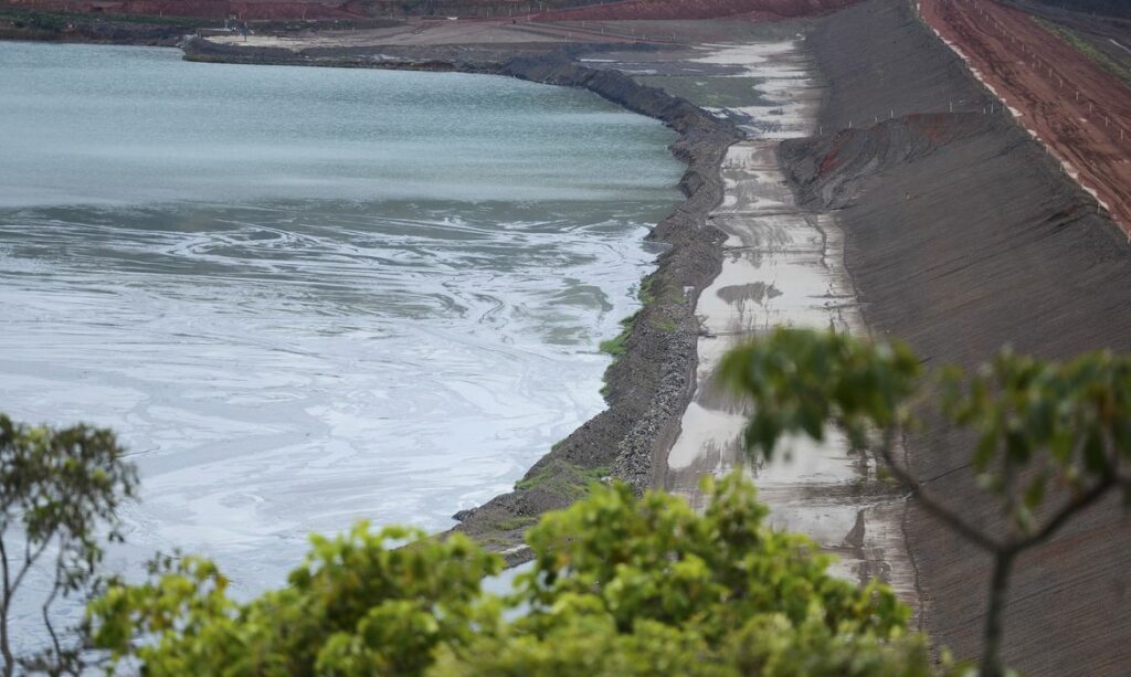 A proximidade entre as atividades de mineração e os bairros da cidade e a possibilidade de intoxicação por metais pesados liberados durante a extração do ouro deixam a população preocupada. (José Cruz/Agência Brasil)