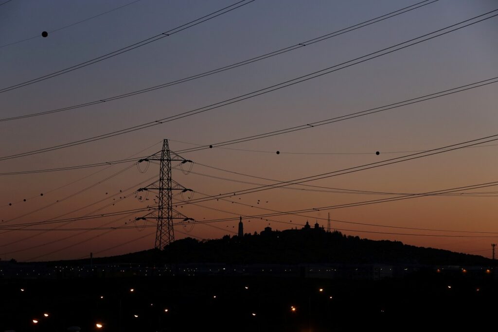 Linhas de energia conectando postes de eletricidade de alta tensão em Madri, Espanha.