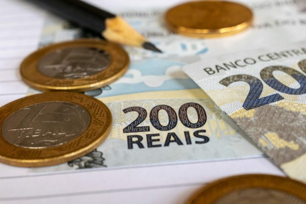 moedas e notas de dinheiro brasileiro sobre a mesa 146714 124 1 1
