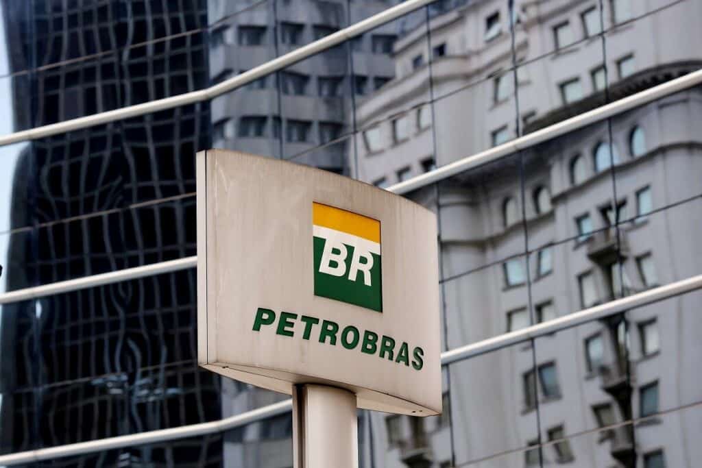 Petrobras não satisfaz ninguém e 'a bomba fica no colo do governo', diz Guedes