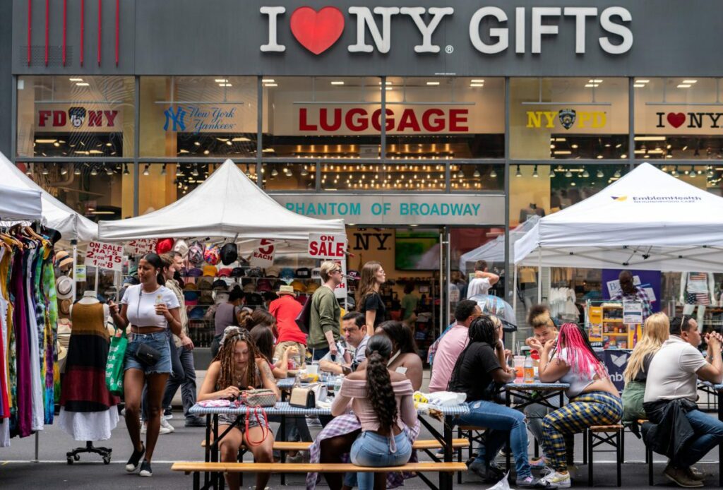 Pessoas fazem compras em feira de rua perto do Times Square em Nova York, EUA