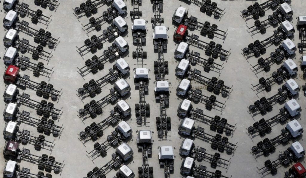 Caminhões recém-produzidos em estacionamento de fábrica em São Bernardo do Campo, SP
