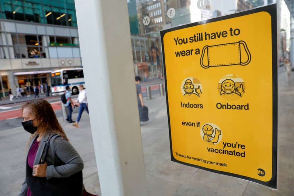 Poster em Nova York alerta para a necessidade do uso de máscaras em meio a disseminação da variante Delta da Covid-19