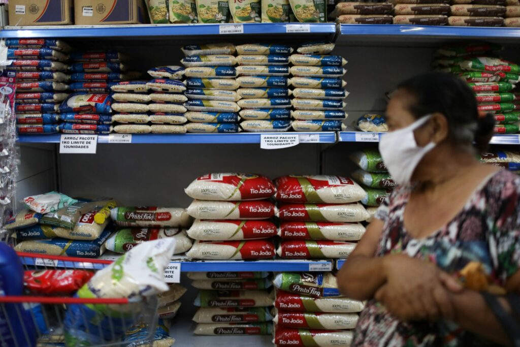 Consumidora faz compras em supermercado do Rio de Janeiro