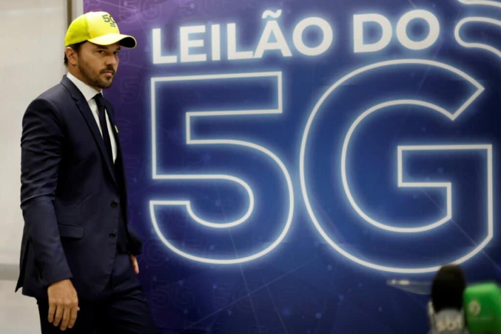 Ministro das Comunicações do Brasil, Fabio Faria, chega para entrevista coletiva após a cerimônia de abertura do leilão 5G em Brasília