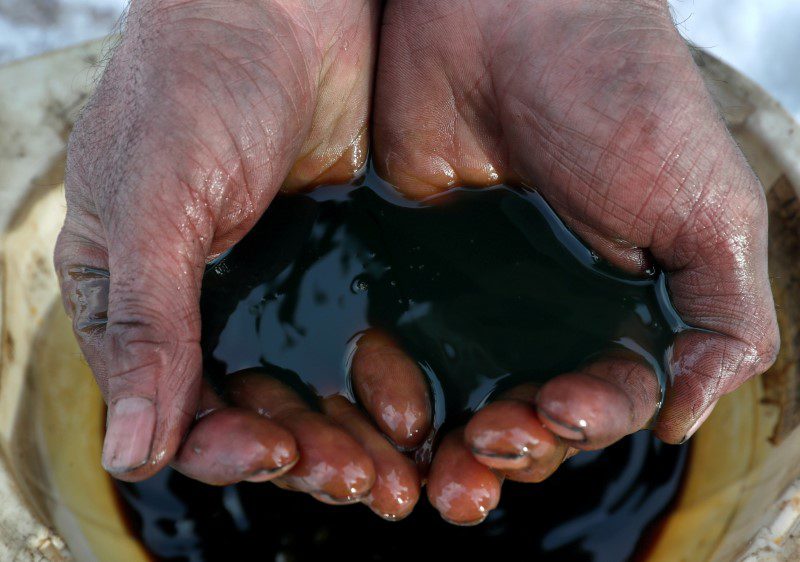 Preços do petróleo despencam novamente com traders usando Ômicron como motivo para vender