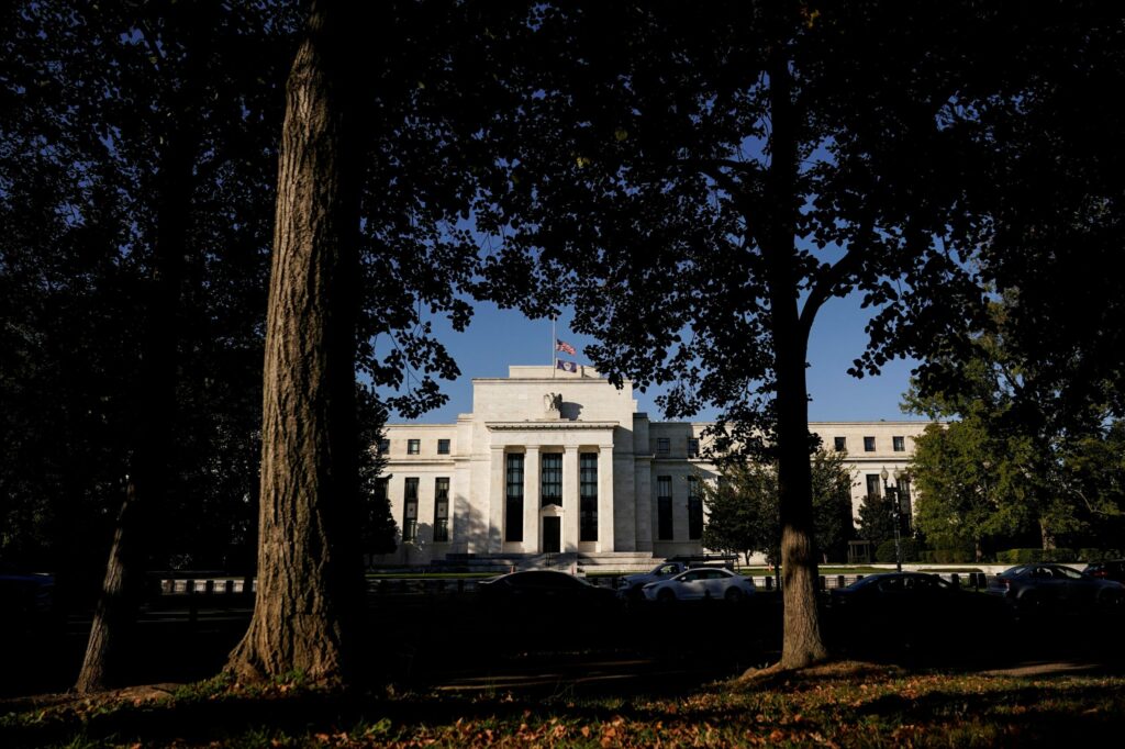 Harker, do Fed, diz não esperar que juros subam até que redução de estímulos seja concluída