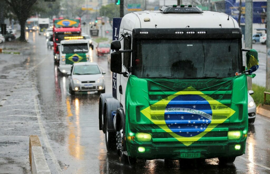 Caminhoneiros fazem carreata em apoio ao presidente Jair Bolsonaro em  Gravataí, RS
