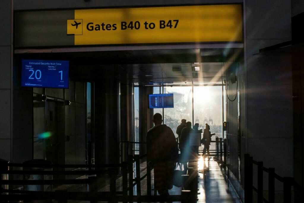 Passageiros em terminal do aeroporto Newark, em Nova Jersey, nos EUA