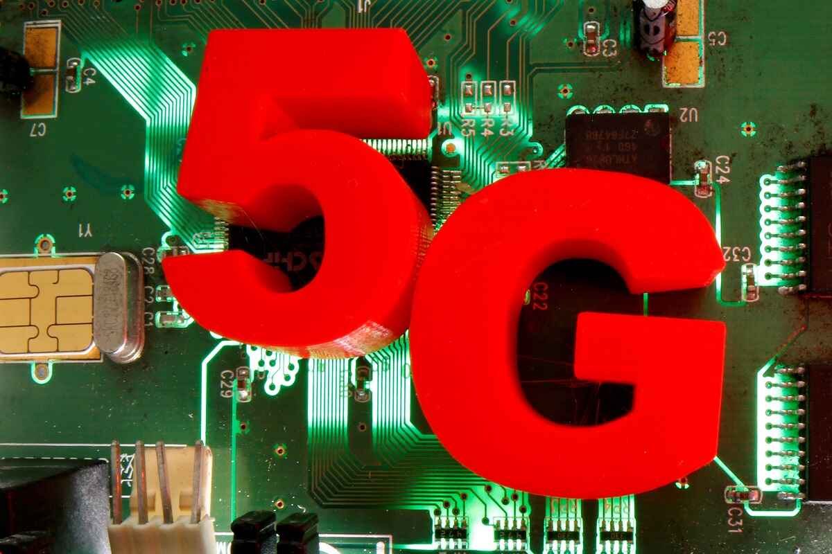 Objetos impressos em 3D representando 5G são colocados em uma placa-mãe