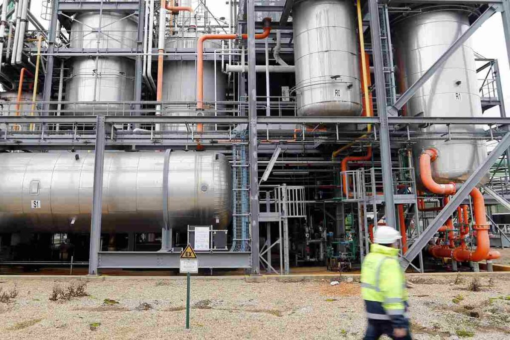 Guerra na Ucrânia: União Europeia abre mão do diesel russo e analista avalia que decisão é preocupante; entenda