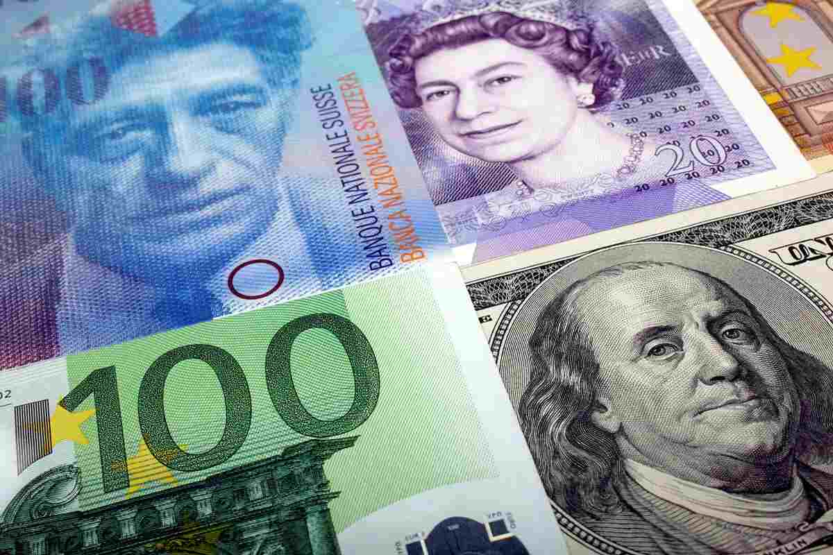 Notas de dólar, franco suíço, libra esterlina e euro