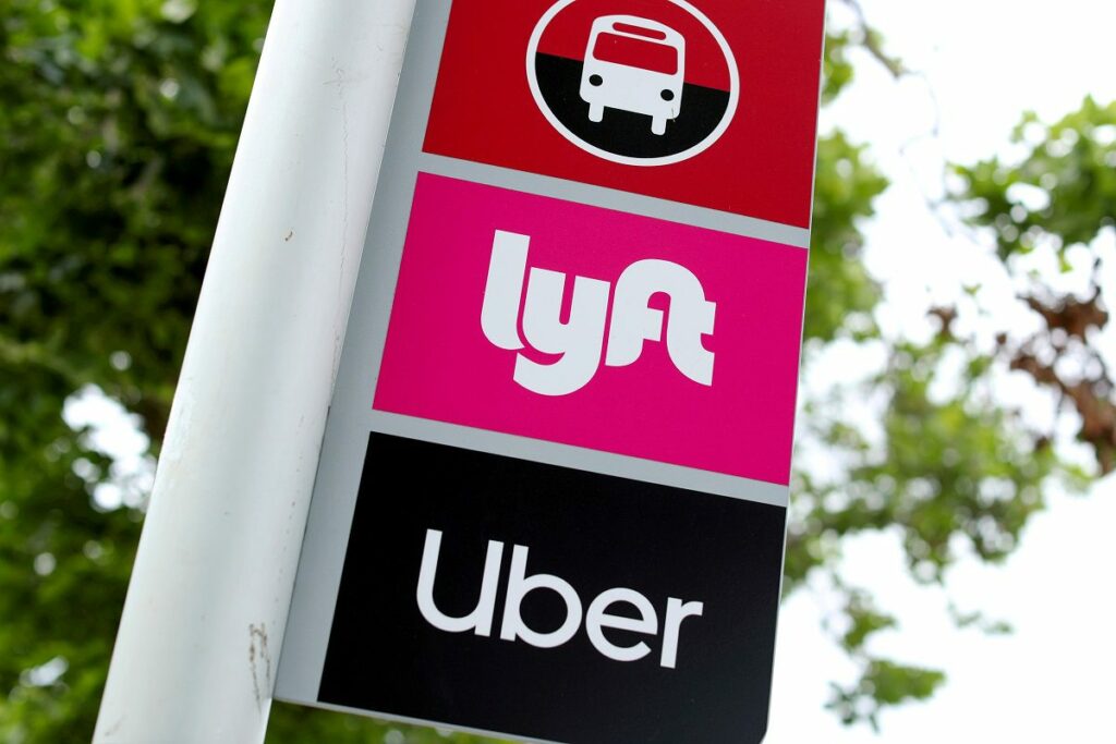 Logotipos das empresas Uber e Lyft em San Diego (EUA)