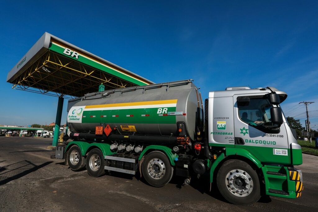 Caminhão-tanque deixa refinaria em Canoas