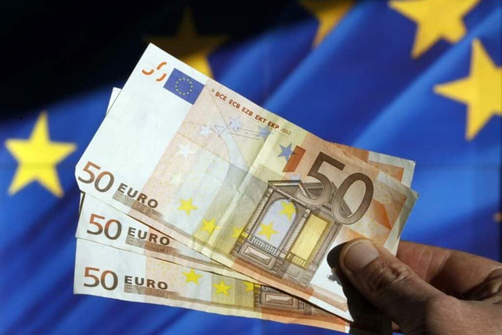 Desvalorização do euro frente ao dólar (Foto: REUTERS/Thierry Roge)