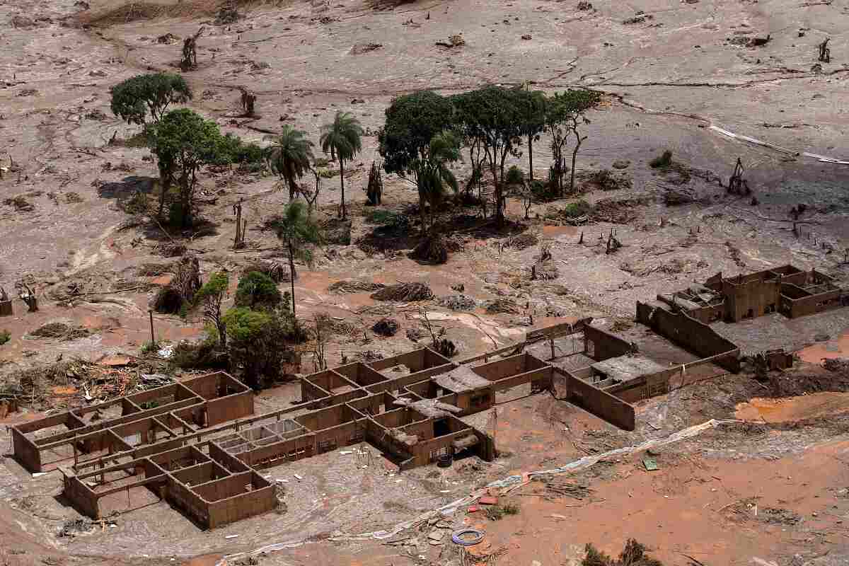 Destroços em Mariana