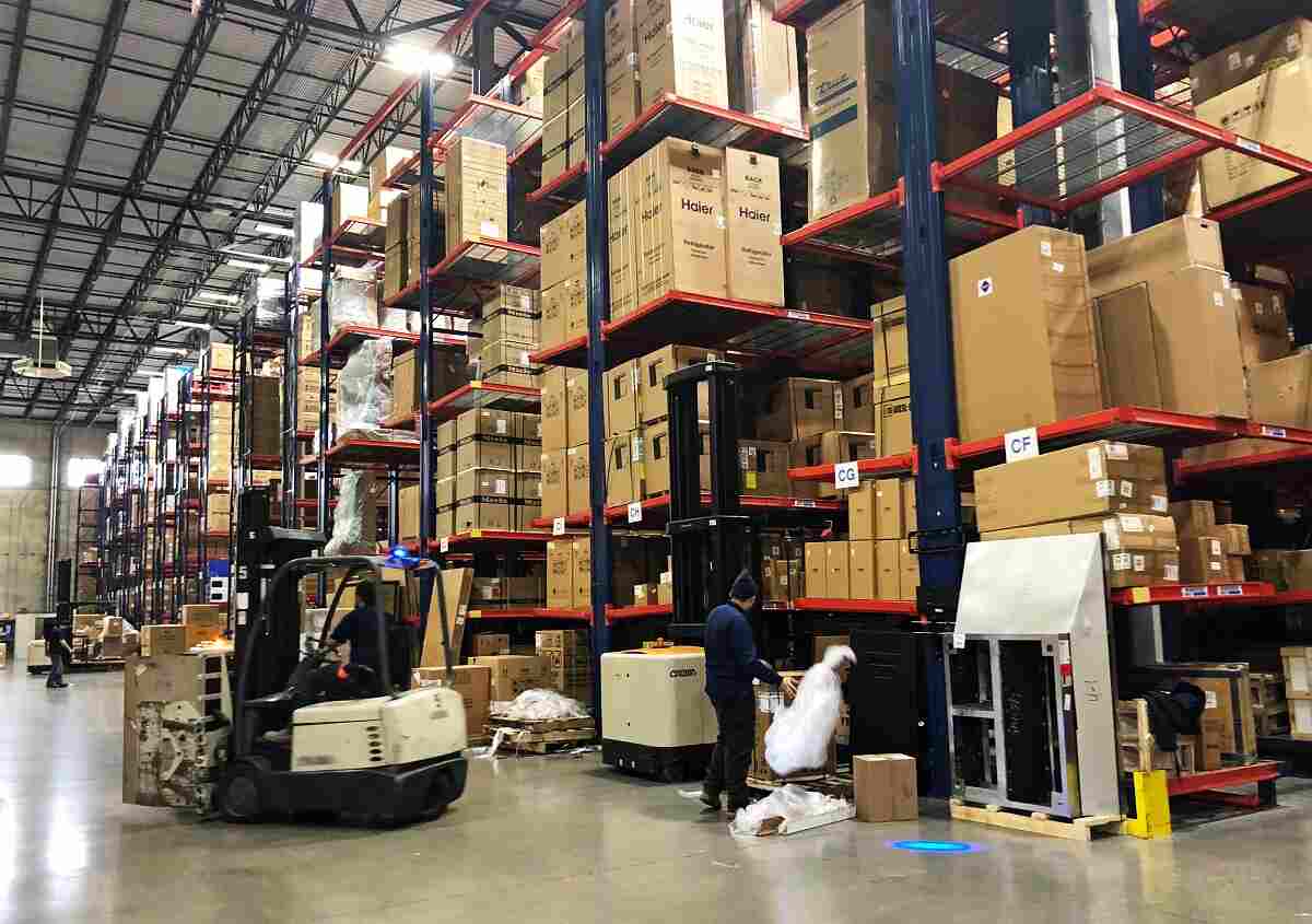 Estoque de fábrica de eletrônicos na cidade de Glenview, nos EUA