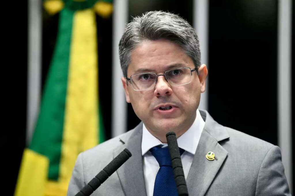 senador alessandro vieira