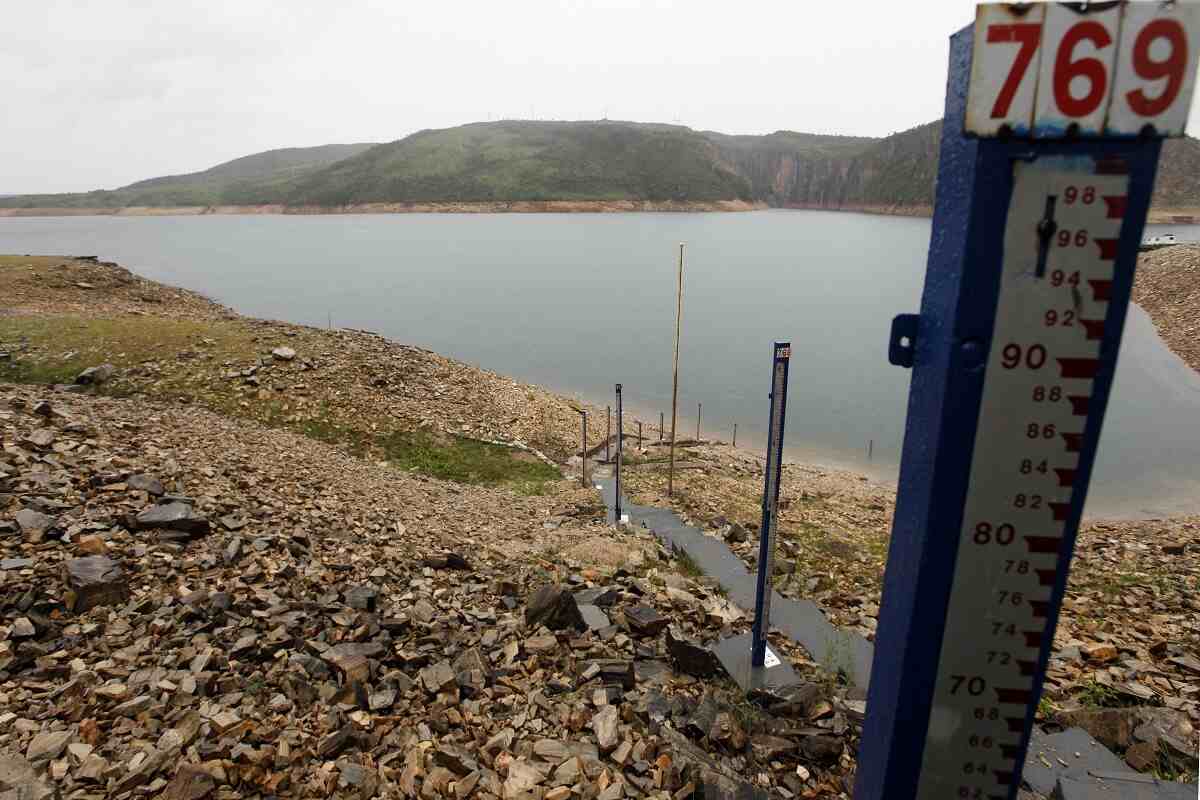 Marcação de nível de reservatório na usina hidrelétrica de Furnas, em São José da Barra (MG)