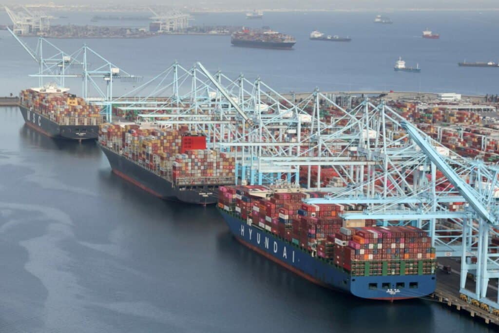 Navios de carga são descarregados em terminal em porto de Los Angeles, Califórnia, EUA