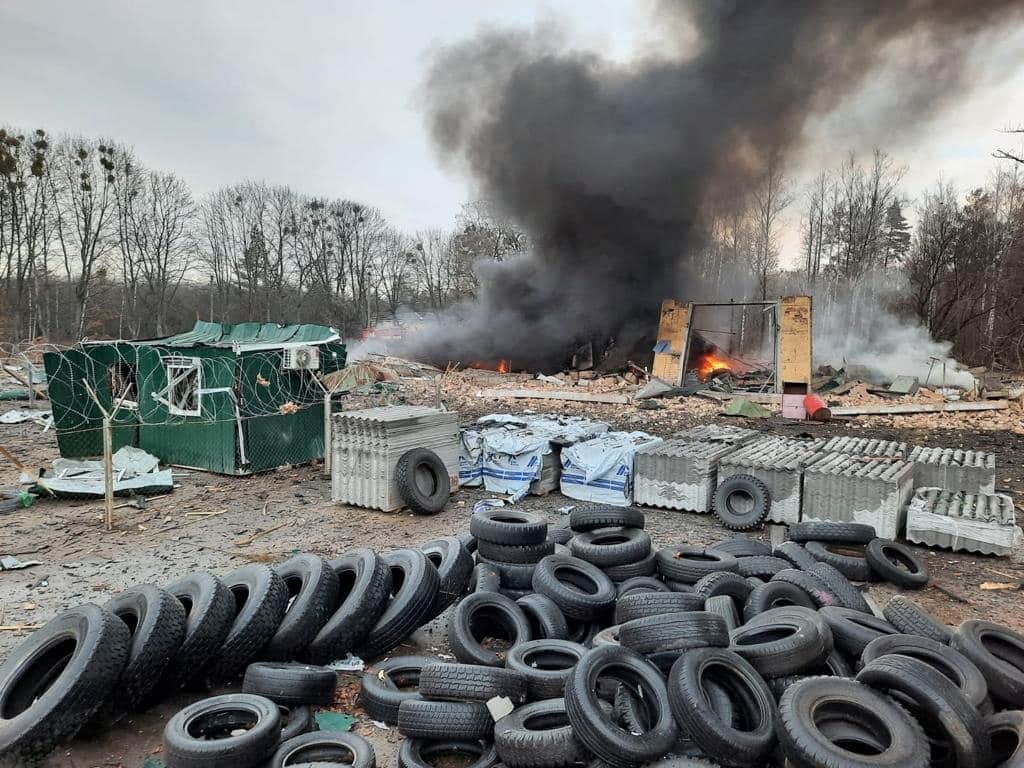 Míssil atinge segunda maior cidade da Ucrânia e causa explosão; veja imagens