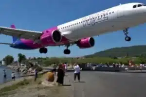 Avião passa a poucos metros de turistas durante aterrissagem em ilha da Grécia; veja vídeo