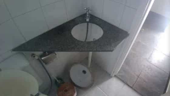 Lavatório danificado no banheiro do dormitório