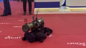 ‘Cachorro-robô’ com míssil é apresentado em feira militar na Rússia; veja vídeo