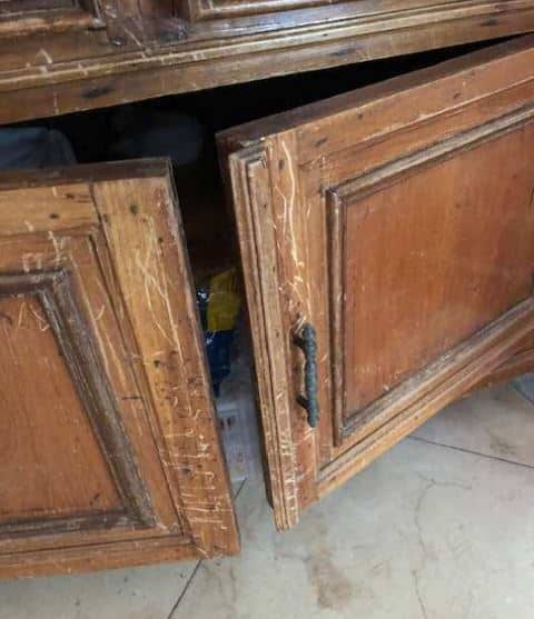 Danos encontrados no armário da sala de estar