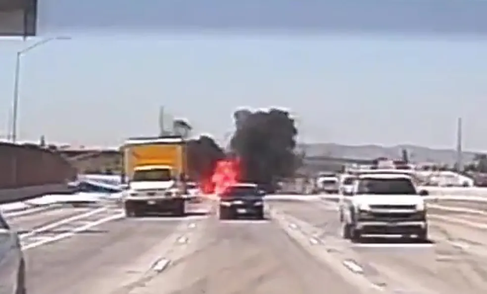 Avião de pequeno porte pega fogo após pouso forçado em rodovia nos EUA â€” Foto: Edward Pajaro/Reprodução