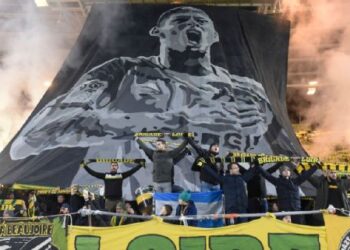 Torcedores fazem homenagem a Sala dentro do estádio do Nantes Foto - Reprodução