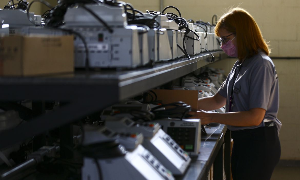 TГѓВ©cnicos do TRE-DF realizam a conferГѓВЄncia e a lacraГѓВ§ГѓВЈo de urnas eletrГѓВґnicas para o 1Г‚Вє turno das EleiГѓВ§ГѓВµes 2022