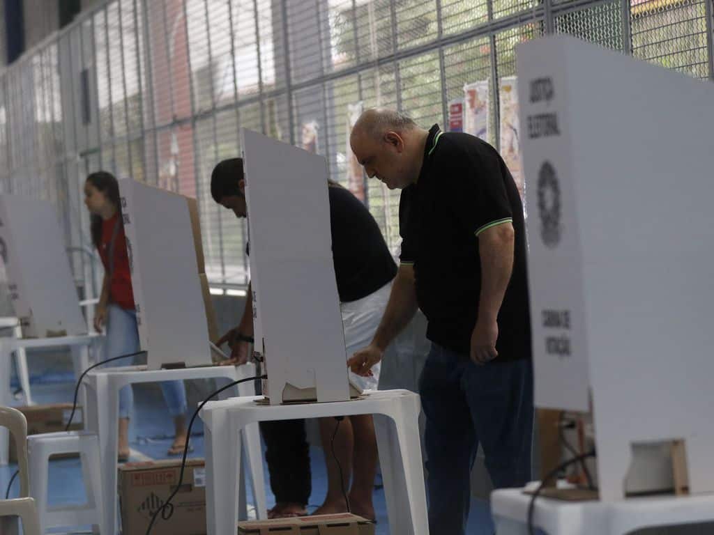Eleitores votam no 1Âº turno em seção eleitoral no Colégio Maria Raythe, na Tijuca, zona norte da cidade.