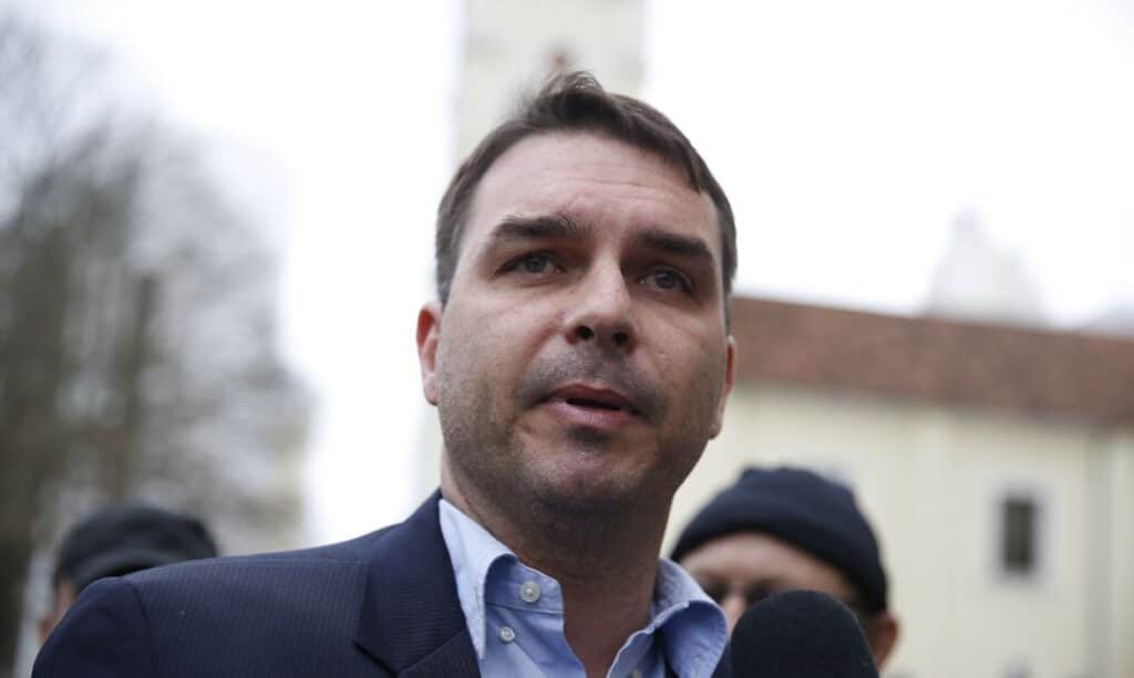 O filho mais velho de Jair Bolsonaro, o deputado estadual, Flávio Bolsonaro, concede entrevista aos jornalistas.