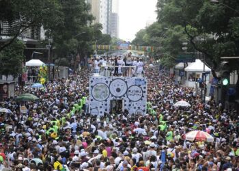 Volta do Carnaval deve movimentar R$ 8 bilhГѓВµes no Brasil