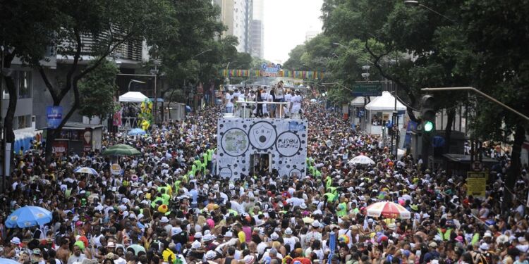 Volta do Carnaval deve movimentar R$ 8 bilhГѓВµes no Brasil