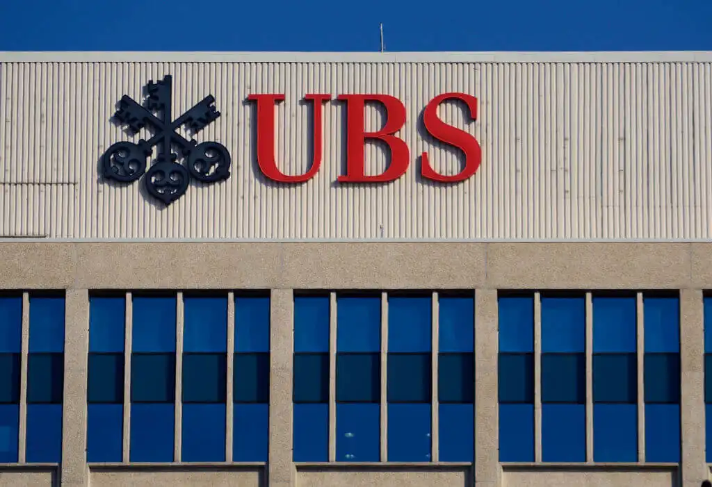 UBS planeja demissão em massa para reduzir 30% do seu quadro de funcionários, diz jornal