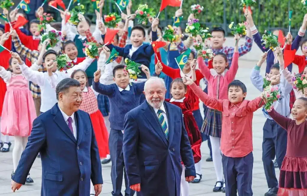 Lula e Xi Jinping assinam 15 acordos comerciais entre Brasil e China