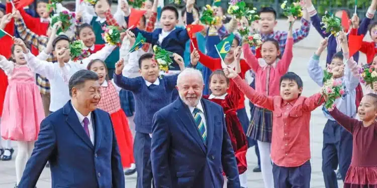 Lula e Xi Jinping assinam 15 acordos comerciais entre Brasil e China