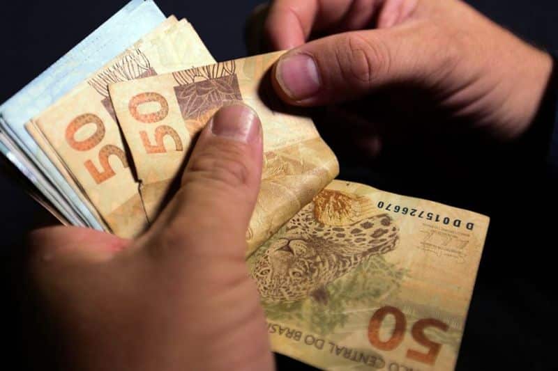 Trabalhadora que ficou sem salário por 30 anos vai receber R$ 800 mil